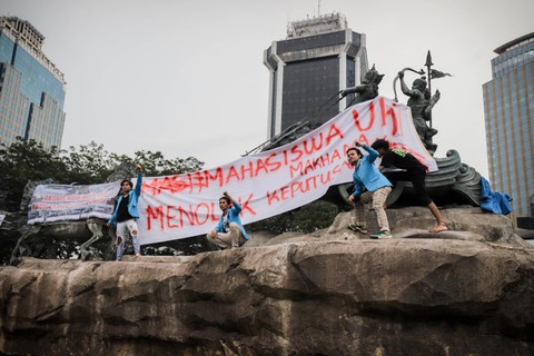 Mahasiswa memasang spanduk tuntutan aksi di Patung Kuda, Jakarta Pusat, Jumat (20/10/2023). Foto: Jamal Ramadhan/kumparan