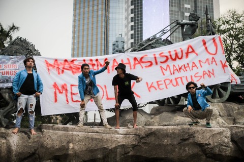Mahasiswa memasang spanduk tuntutan aksi di Patung Kuda, Jakarta Pusat, Jumat (20/10/2023). Foto: Jamal Ramadhan/kumparan