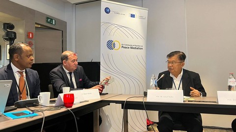 Wakil Presiden ke-10 dan 12 RI, M Jusuf Kalla saat konferensi tentang perdamaian dunia, EU Community of Practice on Peace Mediation, di Brussel, Belgia pada Kamis (19/10/2023). Foto: Dok. Istimewa