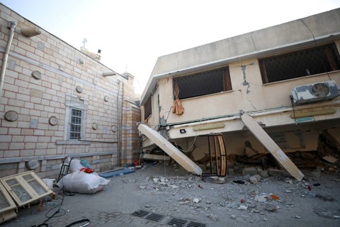 Kondisi Gereja Ortodoks Yunani Saint Porphyrius yang rusak akibat serangan Israel, tempat warga Palestina yang meninggalkan rumah mereka berlindung, di Kota Gaza, Jumat (20/10/2023). Foto: Mohammed Al-Masri/REUTERS
