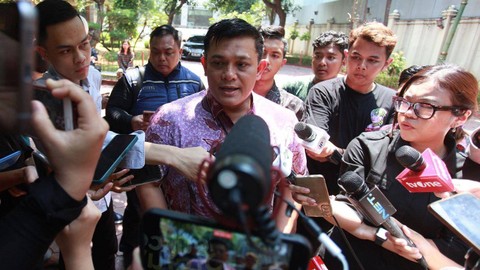 Direktur Reserse Kriminal Khusus Polda Metro Jaya, Kombes Pol Ade Safri Simanjuntak (tengah), menjawab pertanyaan wartawan di Polda Metro Jaya, Jakarta, Jumat (20/10/2023).