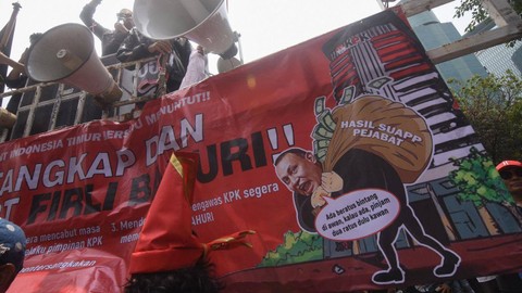 Pengunjuk rasa dari Front Indonesia Timur Bersatu berunjuk rasa di depan Gedung Merah Putih KPK, Jakarta, Rabu (11/10/2023). Mereka menuntut ppencopotan Firli Bahuri sebagai Ketua KPK.