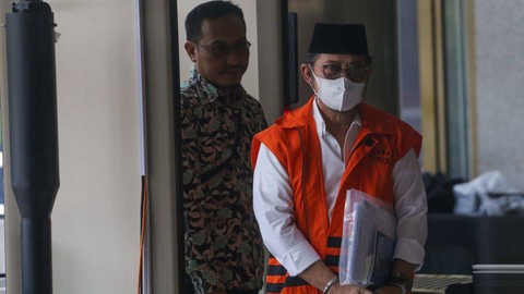 Tersangka kasus dugaan korupsi di Kementerian Pertanian, Syahrul Yasin Limpo (kanan), berjalan menuju ruang pemeriksaan di Gedung Merah Putih KPK, Jakarta, Jumat (20/10/2023).