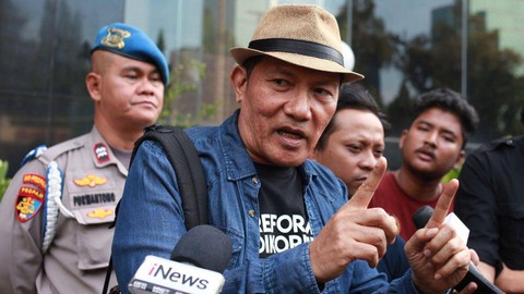 Wakil Ketua KPK periode 2015-2019, Saut Situmorang, menjawab pertanyaan wartawan usai menjalani pemeriksaan di Gedung Promoter Polda Metro Jaya, Jakarta, Selasa (17/10/2023).