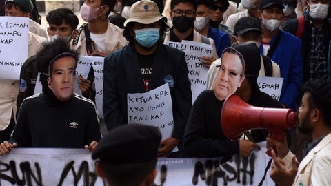 Mahasiswa yang tergabung dalam Solidaritas BEM Indonesia Menggugat mengenakan topeng buronan KPK Harun Masiku dan Ketua KPK Firli Bahuri saat melakukan aksi unjuk rasa di depan Gedung Merah Putih KPK, Jakarta, Selasa (5/9/2023).