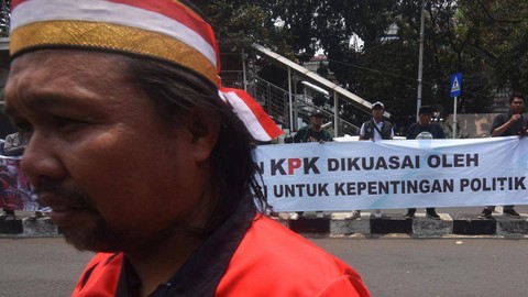 Pengunjuk rasa dari Front Indonesia Timur Bersatu berunjuk rasa di depan Gedung Merah Putih KPK, Jakarta, Rabu (11/10/2023).