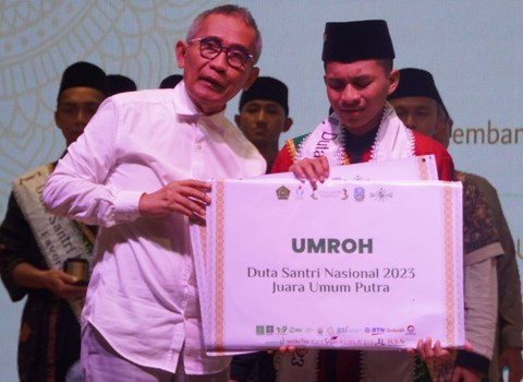 Duta Santri putra atas nama Ahmad Nasikhul Huda (kanan) dari Pondok Pesantren Al Jihad, Surabaya, bersama Rektor Unusa, Prof. Dr. Ir. Achmad Jazidie, M.Eng.