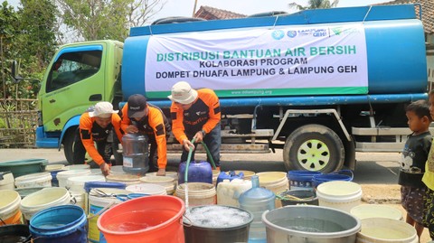 Dompet Dhuafa Lampung bersama Lampung Geh Peduli menyalurkan air bersih di dua titik kelurahan Way Gubak pada Jumat (20/10). | Foto: ist
