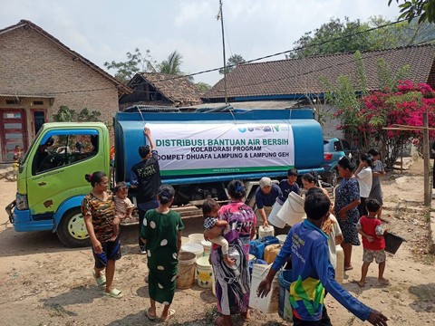 Antusias warga mengantri air bersih di Way Gubak pada Jumat (20/10). | Foto: ist