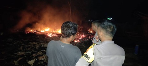 Kebakaran di Dusun Donorejo, Desa Batunangkop, Kecamatan Sungkai Tengah, Lampung Utara kebakaran, Jumat (20/10) sekitar pukul 00.00 WIB. | Foto: Dok Polsek Sungkai Utara