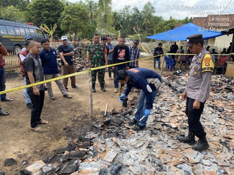 Kebakaran di Dusun Donorejo, Desa Batunangkop, Kecamatan Sungkai Tengah, Lampung Utara kebakaran, Jumat (20/10) sekitar pukul 00.00 WIB. | Foto: Dok Polsek Sungkai Utara
