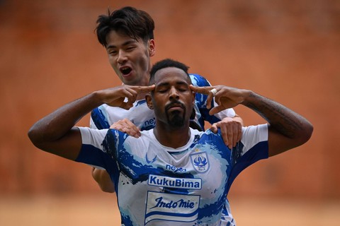 Pesepak bola PSIS Semarang Carlos Fortes (bawah) berselebrasi dengan rekannya, Teisei Marukawa usai menjebol gawang Persikabo Bogor dalam laga lanjutan putaran pertama Liga 1 2023-2024 di Stadion Wibawa Mukti, Cikarang, Kabupaten Bekasi, Jawa Barat. Foto: Aditya Pradana Putra/Antara Foto