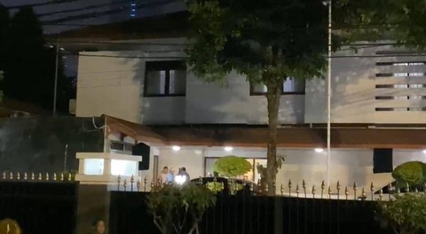 Bacapres KIM, Prabowo Subianto tiba di Rumah Dinas Mendag RI, Zulkifli Hasan di Jl. Widya Chandra, Jakarta Selatan, Jumat (20/10/2023) malam. Foto: Zamachsyari/kumparan