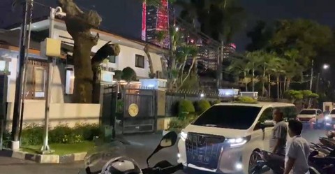 Bacapres KIM, Prabowo Subianto tiba di Rumah Dinas Mendag RI, Zulkifli Hasan di Jl. Widya Chandra, Jakarta Selatan, Jumat (20/10/2023) malam. Foto: Zamachsyari/kumparan