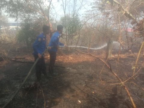 Kebakaran lahan di Jalan Soekarno Hatta - Sultan Agung, Kelurahan Way Halim Permai, Kecamatan Way Halim, tepatnya dekat Flyover Korpri , Jumat (20/10) siang. | Foto: Dok Damkarmat kota Bandar Lampung