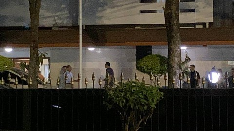 Ketum Partai Demokrat, AHY tiba di Rumah Dinas Mendag RI Zulkifli Hasan di Jl. Widya Chandra IV/16, Jakarta Selatan, Jumat (20/10) malam. Foto: Zamachsyari/kumparan