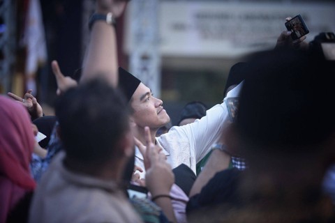 Kaesang Pangarep saat berswafoto dengan para santri Pondok Pesantren Cadangpinggan Kecamatan Sukagumiwang, Kabupaten Indramayu. (20/10/2023). Foto: Panji Asmara/kumpran