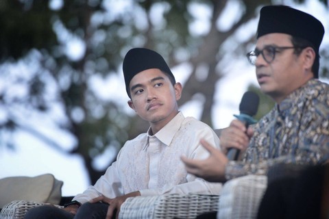 Kaesang Pangarep saat mendengarkan sambutan Wakil Menteri Kominfo, Nezar Patria di Pondok Pesantren Cadangpinggan Kecamatan Sukagumiwang, Kabupaten Indramayu. (20/10/2023). Foto: Panji Asmara/kumpran