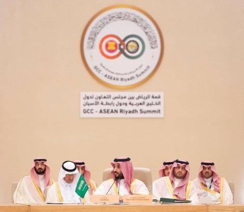 Pangeran MBS (tengah) memimpin KTT GCC-ASEAN di Riyadh, Jumat 20 Oktober 2023. Foto: Twitter/@KSAmofaEN