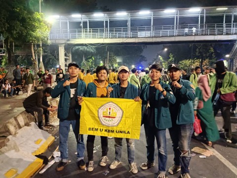 Ketua BEM Unila, Chairul Sholeh, bersama ratusan mahasiswa lakukan aksi nasional dalam rangka '9 Tahun Kegagalan Jokowi' di Istana Negara. | Foto: Ist