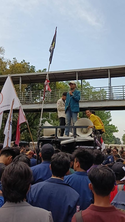 Ketua BEM Unila, Chairul Sholeh, bersama ratusan mahasiswa lakukan aksi nasional dalam rangka '9 Tahun Kegagalan Jokowi' di Istana Negara. | Foto: Ist