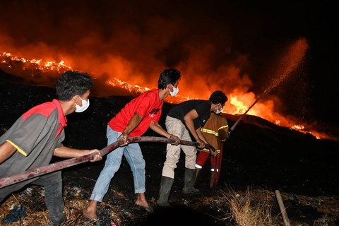 Sejumlah petugas pemadam kebakaran berupaya memadamkan api di TPA Rawa Kucing, Kota Tangerang, Banten, Jumat (20/10/2023). Foto: Sulthony Hasanuddin/Antara Foto