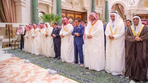 PresidenJokowi salat Jumat (keempat dari kanan) di sela menghadiri KTT GCC-ASEAN di Riyadh, Arab Saudi, Jumat (20/10/2023). Foto: Twitter/@anwaribrahim