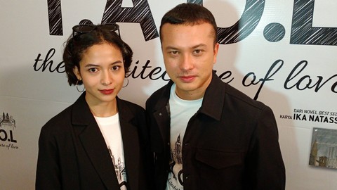 Putri Marino (kiri) dan Nicholas Saputra (kanan) usai Konferensi Pers film The Architecture of Love (TAOL). Foto: Aprilandika Pratama/kumparan