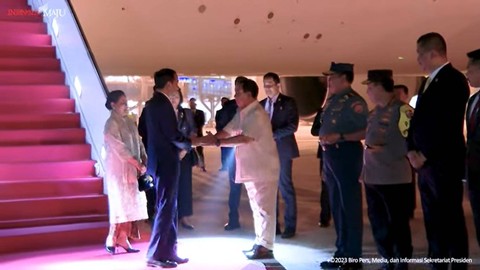 Presiden Jokowi disambut Menhan Prabowo Subianto saat tiba di RI usai kunjungan kerja ke China dan Arab Saudi. Foto: Youtube/Setpres