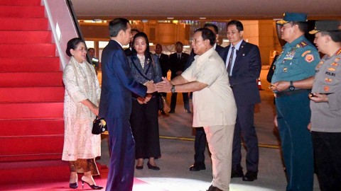 Menhan Prabowo sambut Presiden Joko Widodo dan Iriana Joko Widodo saat tiba di Bandara Internasional Soekarno-Hatta usai kunjungan kerja ke Republik Rakyat Tiongkok dan Kerajaan Arab Saudi, Sabtu (21/10/2023). Foto: Dok. Rusman - Biro Pers Sekretariat Presiden