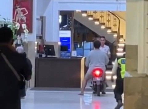 Pengendara motor mabuk masuk ke hall timur Stasiun Yogyakarta, Sabtu (21/10) pukul 03.00 WIB. Foto: Dok Humas KAI Daop 6