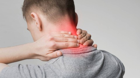 Ilustrasi nyeri leher.   Foto: Prostock-studio/Shutterstock.  