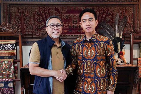 Zulhas bersalaman dengan Gibran Rakabuming Raka. Foto: Instagram.com/zul.hasan/