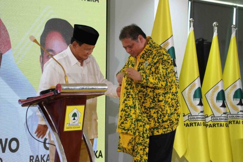 Ketum Golkar Airlangga Hartarto memberikan jaket Golkar kepada Prabowo di Rapimnas Partai Golkar, Sabtu (21/10). Foto: Aditia Noviansyah/kumparan