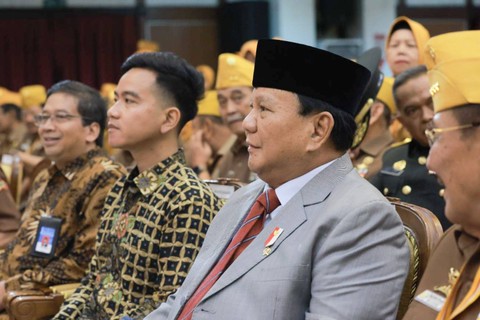 Menhan Prabowo Subianto dan Wali Kota Solo Gibra Rakabuming Raka menghadiri Hari Veteran Nasional di UNS, Kamis (10/8/2023).
 Foto: Dok. Istimewa