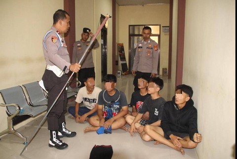 Lima pelajar yang diamankan diduga hendak tawuran. | Foto: Dok Polres Pringsewu