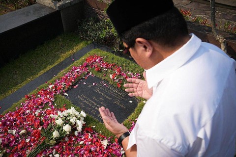 Erick Thohir berziarah ke makam ayahnya, Mochamad Thohir. Foto: Instagram/@erickthohir