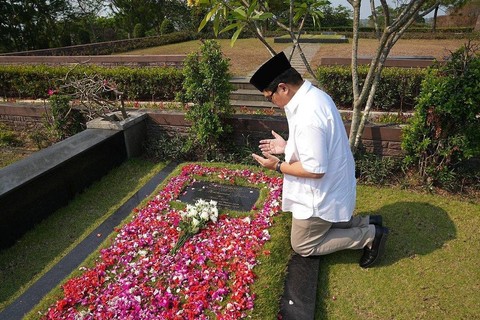 Erick Thohir berziarah ke makam ayahnya, Mochamad Thohir. Foto: Instagram/@erickthohir