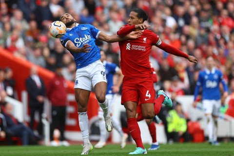 Pemain Everton Dominic Calvert-Lewin beraksi dengan pemain Liverpool Virgil van Dijk di Stadion Anfield, Liverpool, Inggris, Sabtu (21/10/2023). Foto: Carl Recine/REUTERS