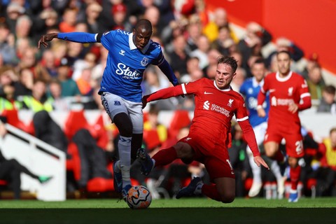 Pemain Everton Abdoulaye Doucoure beraksi dengan pemain Liverpool Alexis Mac Allister di Stadion Anfield, Liverpool, Inggris, Sabtu (21/10/2023). Foto: Carl Recine/REUTERS