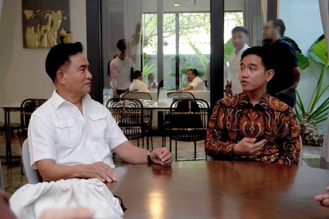 Gibran Rakabuming Raka bertemu dengan Ketum PBB Yusril Ihza Mahendra di kediamannya di Dharmawangsa, Jakarta, Sabtu (21/10/2023). Foto: Instagram/@yusrilihzamhd