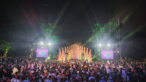 Relawan memadati Tugu Proklmasi di Jakarta Pusat untuk menghadiri deklarasi "Indonesia Memanggil Gibran", Sabtu (21/10/2023). Foto: Thomas Bosco/kumparan