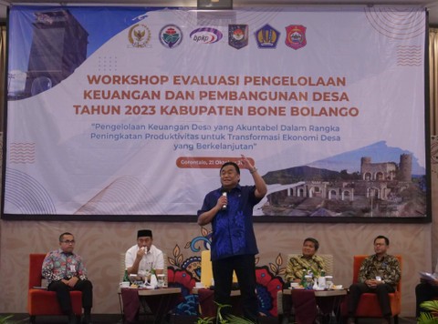 Wakil Ketua DPR Rachmat Gobel dalam workshop bersama kepala desa di Gorontalo.