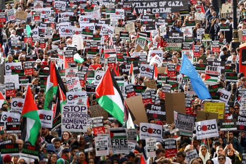 Demonstan aksi dukung warga Palestina di Gaza, di tengah konflik yang sedang berlangsung antara Israel dan kelompok Islam Palestina Hamas, di London, Inggris, Sabtu (21/10/2023). Foto: Hannah McKay/REUTERS