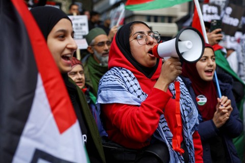 Demonstan aksi dukung warga Palestina di Gaza, di tengah konflik yang sedang berlangsung antara Israel dan kelompok Islam Palestina Hamas, di London, Inggris, Sabtu (21/10/2023). Foto: Hannah McKay/REUTERS