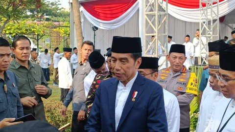 Presiden Jokowi usai menghadiri acara Apel Hari Santri Nasional 2023 di Tugu Pahlawan, Surabaya, Minggu (22/10/2023). Foto: Farusma Okta Verdian/kumparan