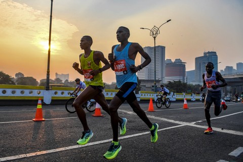 Sejumlah peserta beradu kecepatan saat mengikuti ajang Jakarta Marathon 2023 melintas di kawasan Kuningan, Jakarta, Minggu (21/10/2023). Foto: Muhammad Adimaja/Antara Foto