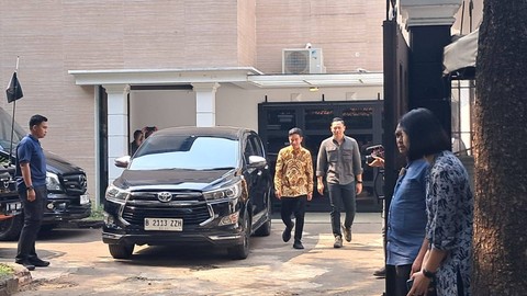 Gibran Rakabuming Raka usai menemui Ketum Demokrat Agus Harimurti Yudhoyono (AHY) jampir 1 jam di Jalan Prapanca Raya, Jakarta Selatan, Minggu (22/10/2023). Foto: Annisa Thahira Madina/kumparan