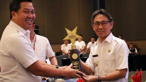 Penjabat Bupati Sitaro, Joi Eltiano B Oroh, menerima penghargaan daerah terbaik dalam penanganan stunting dari Wakil Gubernur Sulut, Steven O E Kandouw