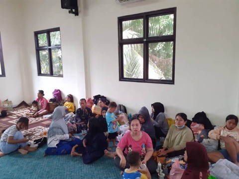 Warga mengungsi imbas kebakaran TPA Rawa Kucing. Foto: kumparan